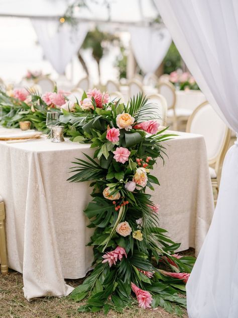 Tropical Table Runner Wedding, Hawaiian Buffet, Tropical Table Runners, Tropical Wedding Centerpieces, Aruba Wedding, 2026 Wedding, 2025 Vibes, Aruba Weddings, Royal Table