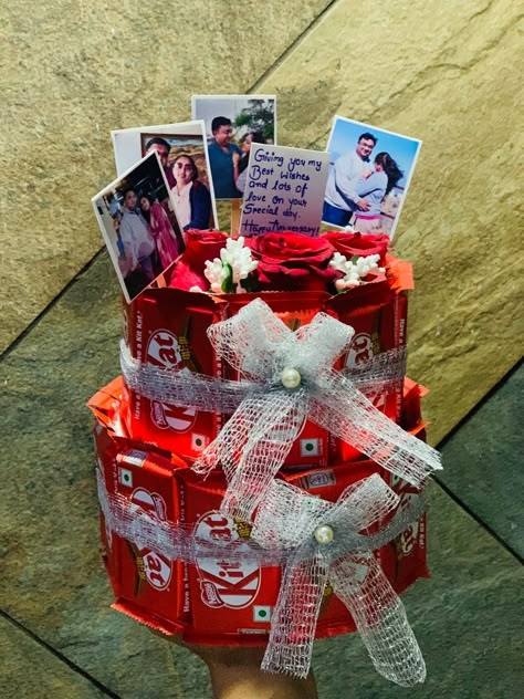 Mini Gift Hamper Ideas, Happy Birthday Love Images, Chocolate Tower, Chocolate Bars Gift, Wedding Gift Hampers, Surprise Gifts For Him, Chocolate Bouquet Diy, Rakhi Gift, Diy Bouquet Wrap