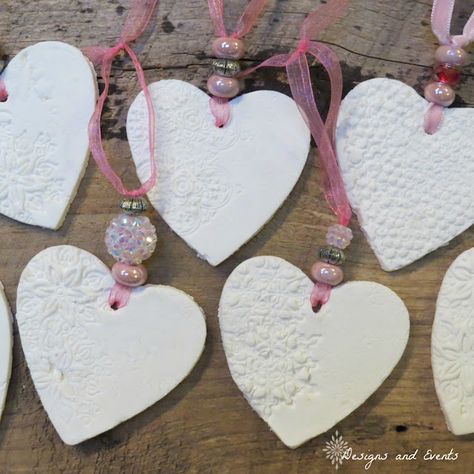 Cornstarch Ornaments, Diy Polymer Clay Crafts, Valentine Ornaments, Salt Dough Christmas Ornaments, Ornaments Diy Kids, Diy Outdoor Weddings, Comfy Home, Valentines Baking, Valentine Craft