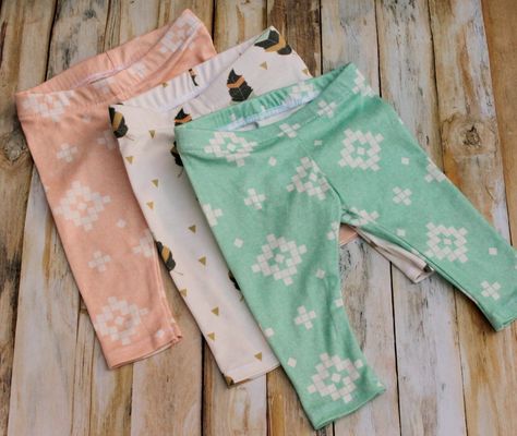 Diy Baby Leggings, Baby Leggings Pattern, Baby Hat Sewing Pattern, Diy Scarecrow, Hat Sewing, Scarecrow Costume, Diy Sy, Diy Baby Headbands, Diy Baby Clothes