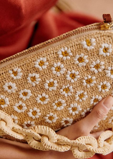 Isabelle Pouch - Embroidered Flowers Raffia - Raffia - Sézane Beach Bag Ideas, Crochet Raffia Bag, Rafia Bag, Crochet Small Bag, Crochet Beach Bag, Crochet Mini Bag, Daisy Bags, Raffia Crochet, Crochet Beach Bags