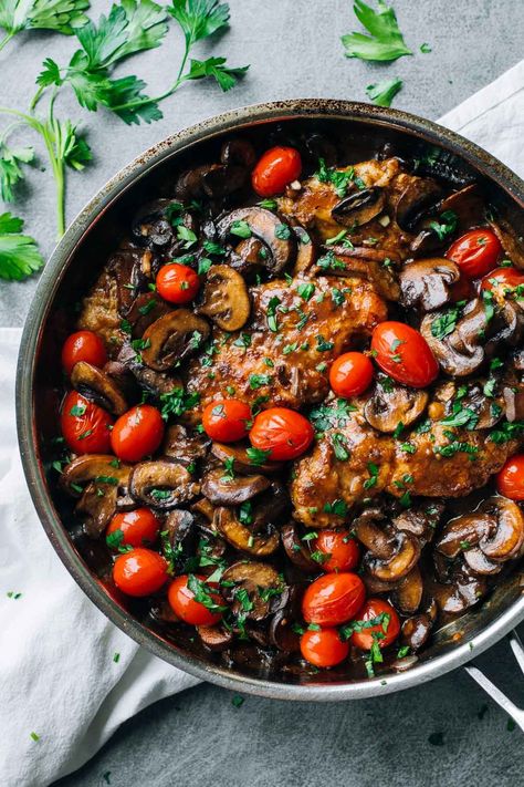 A simple Chicken Marsala recipe featuring fresh tomatoes, pan-fried chicken breasts, sauteed mushrooms, and a Marsala wine sauce. Drunken Chicken, Pan Fried Chicken Breast, Marsala Recipe, Marsala Chicken Recipes, Diy Easy Recipes, Marsala Wine, Fried Chicken Breast, Diner Recept, Chicken Marsala