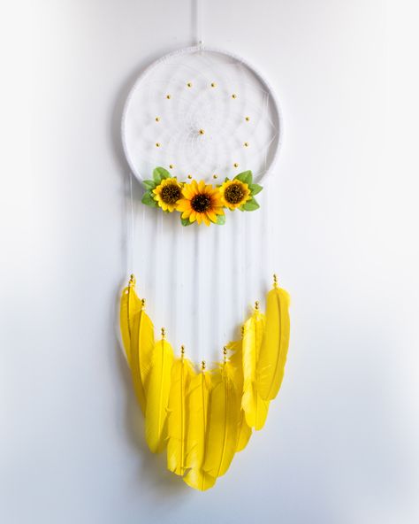 Sunflower dream catcher Simple Dream Catcher, Sunflower Dream Catcher, Dream Catcher Ideas, Glitter Paper Crafts, Making Dream Catchers, Diy Dream Catcher Tutorial, Handmade Dream Catcher, Dream Catcher Patterns, Dream Catcher Tutorial