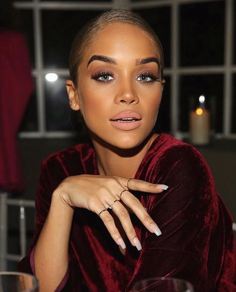 ❤️ Golden Barbie, Bad Makeup, Jasmine Sanders, Runway Makeup, Flawless Face, Instagram Analytics, Makeup For Black Women, Tan Skin, Dark Beauty