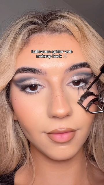 tia shea ♡ on Instagram: "using an eyelash curler to create an easy spider web for halloween!! doing this makes the lines so much easier to do. i just simply went in with black eyeshadow on an old liner brush and mapped out the lines then i went in with an eyeliner to make the lines more neat and prominent! ⠀⠀⠀⠀⠀⠀⠀⠀⠀ products used: @jordanaticiacosmetics nude divinity palette @elfcosmeticsuk eyelash curler ⠀⠀⠀⠀⠀⠀⠀⠀⠀ #makeuptutorial #eyeshadowtutorial #halloweenmakeup #halloweeneyeshadow #hallowe Cobweb Eyeliner Simple, Spider Web Eyeliner Tutorial, Black Widow Spider Makeup, Spider Web Eye Makeup Easy, Spider Web Eyeliner Easy, Spider Web Liner, Spider Eyeshadow, Spider Web Makeup Easy, Spider Makeup Looks