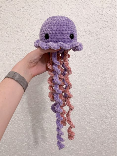 Art Au Crochet, Crochet Jellyfish, Crocheted Jellyfish, Easy Crochet Animals, Confection Au Crochet, Kawaii Crochet, Fun Crochet Projects, Polyester Yarn, Crochet Art