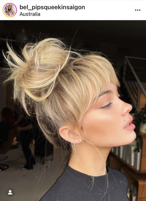 Updo Bangs, Top Knot With Bangs, Bangs Updo, Beyonce Hair, Blonde Hair With Bangs, Barrel Curls, Bangs Hairstyles, Modern Hairstyles, Haircuts With Bangs