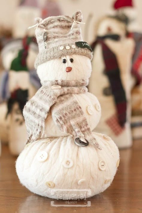 Fabric Snowman Diy Primitive Snowmen, Fabric Snowman Diy, Stuffed Snowman Diy, Fabric Upcycling, Yarn Snowman, Fabric Snowmen, Snowmen Diy, Fabric Snowman, Sweater Snowman