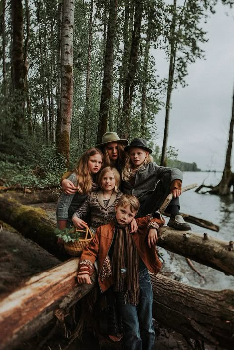 Fall Photoshoot Ideas, Family Photo Outfits Winter, Portret Feminin, Winter Family Photos, Fall Family Photo Outfits, Family Portrait Poses, Outdoor Family Photos, Family Photoshoot Outfits, Fall Family Pictures