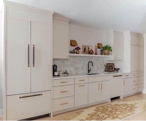 Kitchens With Wood Floors, Creamy White Kitchen, Farmhouse New Build, Flat Panel Kitchen Cabinets, Modern Transitional Kitchen, Shaker Cabinets Kitchen, Modern Shaker Kitchen, Slim Shaker, White Shaker Kitchen