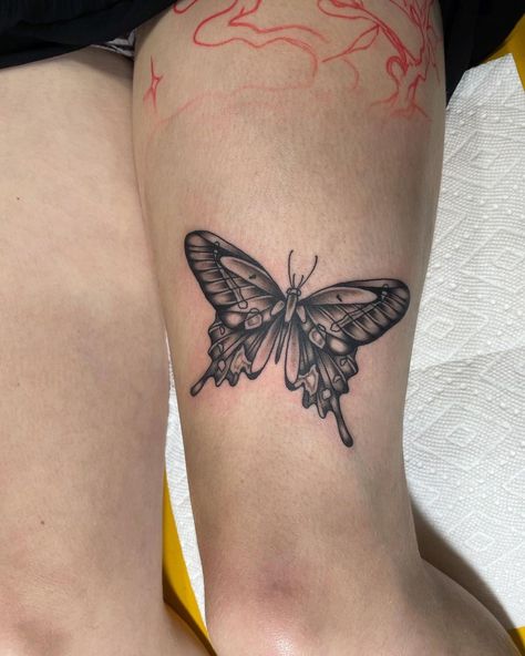 𝔞𝔟𝔦𝔤𝔞𝔦𝔩 𝔥𝔢𝔪𝔩𝔬𝔠𝔎 𝔱𝔞𝔱𝔱𝔬𝔬𝔰 on Instagram: “A little butterfly 🦋 the beginning of a bigger leg project” Butterfly Knee Tattoo, World Tattoos, Butterfly Tattoo Design, Monarch Butterfly Tattoo, Big Legs, Little Butterfly, World Tattoo, Butterfly Tattoo Designs, Knee Tattoo