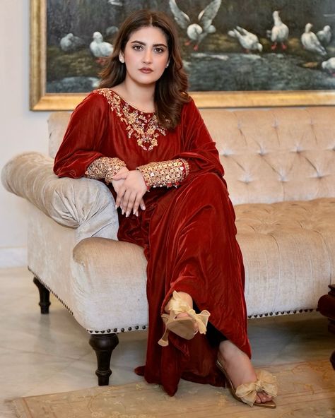 Shop Mommy to be Hiba Qadir's look through LINK IN BIO 🛍️✨ Brand: Maria Ali ID: XBF6142 Download our App now & Enjoy Mega Discounts 🤩📱🥳 Hiba Qadir, Hiba Bukhari, Long Bridal Hair, Mommy To Be, Embroidery Neck Designs, Couples Poses For Pictures, Pakistani Actress, Outfit Look, Red Outfit