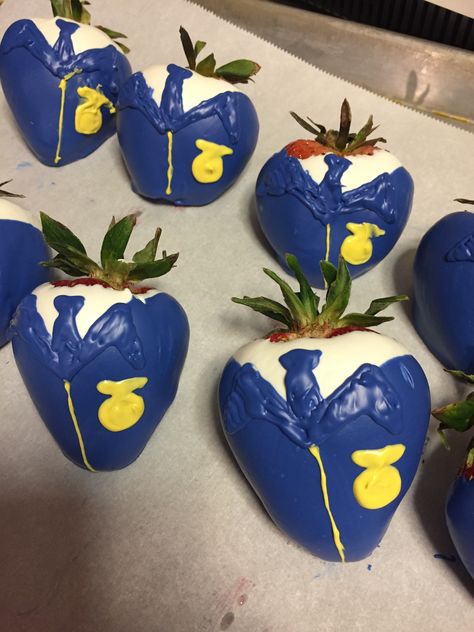 FFA jacket decorated chocolate strawberries. Custom chocolate dipped strawberries for FFA banquet. Ffa Goodie Bags, Ffa Themed Graduation Party, Sae Ideas Ffa, Ffa Dessert Ideas, Ffa Christmas Party Ideas, Fun Ffa Activities, Ffa Teacher Gifts, Ffa Paintings Ideas, Ffa Recruitment Ideas