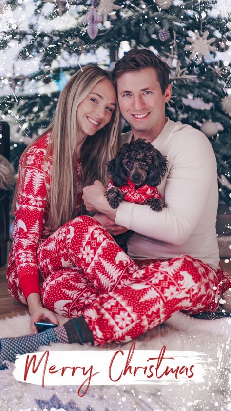 Holiday Cards Ideas, Christmas Card Photo Ideas With Dog, Christmas Pajama Pictures, Diy Christmas Photoshoot, Family Dog Photos, Family Christmas Pictures Outfits, Christmas Instagram Pictures, Black Color Hairstyles, Dog Christmas Photos