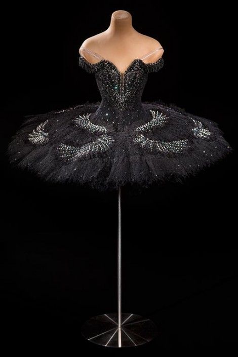 Odile (Swan Lake) The Royal Ballet, designed by Yolanda Sonnabend Black Ballerina Costume, Black Ballet Costume, Ballet Outfit Performance, Ballet Performance Outfit, Black Ballet Outfit, Odile Swan Lake, Cat Ballerina, Ballerina Dresses, Ballet Gown