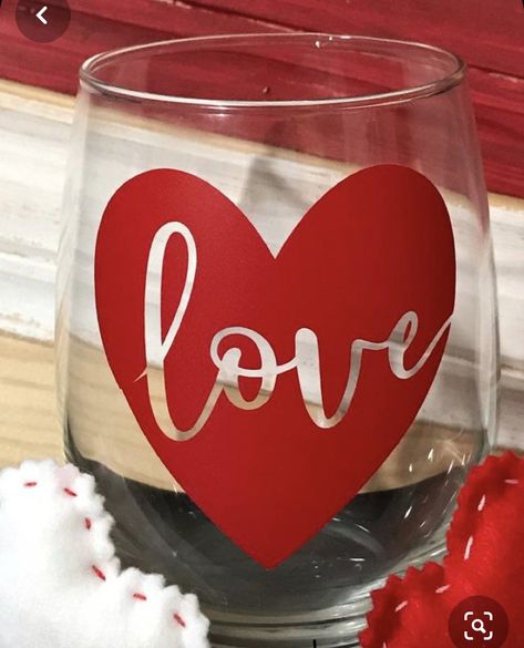 Chocolate For Valentines Day, Valentines Vinyl Ideas, Cricut Valentines Projects, Valentines Day Wine, Valentines Day Baskets, Valentine's Day Gift Baskets, Glitter Glasses, Projets Cricut, Wine Glass Crafts