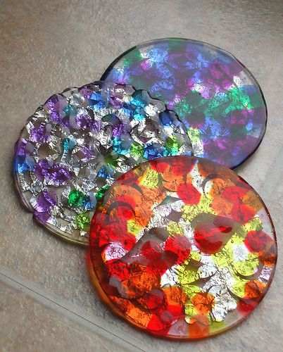 melted bead suncatchers with tinfoil backing Journal Origami, Bead Suncatchers, Melted Pony Beads, Melted Bead Crafts, Crafts Snowman, Houses Minecraft, Bottle Flowers, Mosaic Mirrors, Diy Suncatchers