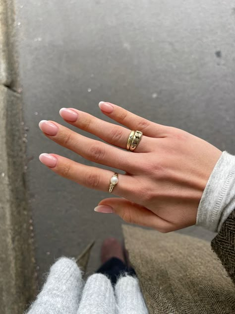 Rings Hand, Matilda Djerf Nails, Styling Rings Multiple, Copenhagen Style Nails, Ring Combo, Classy Ring Stack, Styling Rings, Golden Rings Aesthetic, Stockholm Style Nails