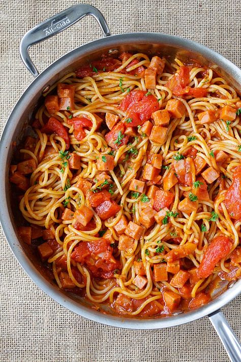 Spam Spaghetti - simple and quick pasta with spam and tomato sauce. Weeknight dinner is a quick and takes only 15 minutes from prep to dinner table | rasamalaysia.com Spam Recipes Dinners, Spam Recipes, Quick Pasta, Clam Recipes, Spaghetti Recipes, Easy Delicious Recipes, Banana Bread Recipes, Pasta Sauce, Pork Recipes