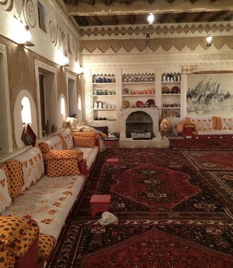 Arabic Living Room, Arabic Interior Design, Middle Eastern Decor, Moroccan Houses, Moroccan Homes, Traditional Houses, Floor Seating, A Living Room, Restaurant Interior