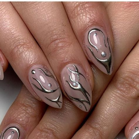 𝙣𝙖𝙩 𝙢𝙖𝙡𝙤𝙣𝙚𝙮 𝙣𝙖𝙞𝙡 𝙖𝙧𝙩𝙞𝙨𝙩 on Instagram: "Silver chrome 🖤⁣ How wicked is chrome when used in nail art?! These bad boys are going from a trip around Europe for 3 months. ⁣Inspired by an unknown artist. ⁣ 𝘏𝘢𝘳𝘥 𝘨𝘦𝘭 𝘳𝘦𝘧𝘪𝘭𝘭 + 𝟼𝟶𝘮𝘪𝘯𝘴 𝘢𝘳𝘵 ⁣ .⁣ .⁣ .⁣ ⁣ #chromenails #chromenailart #chromenails😍💅💣 #tribalchromenails #tribalnailart #nudenailart #perthisok #urbanlistperth #silvernails #silvernailart #nailsofinstagram #nailsoftheday #almondnails #gelnails #gelnailsd Silver Line Nail Art, Dual Chrome Nails, Chrome Pattern Nails, Crom Nails Design, Crom Nails, Peace Sign Nails, Fur Nails, Chrome Manicure, Gold Chrome Nails