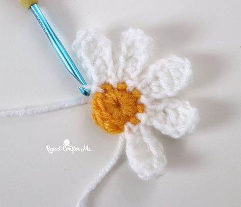 Crochet Daisy Flower - Repeat Crafter Me Crochet Daisy Flower, Crochet Small Flower, Repeat Crafter Me, Crochet Flowers Easy, Crochet Flowers Free Pattern, Quick Crochet Patterns, Crochet Bouquet, Crochet Plant, Crochet Daisy