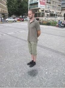 floating person photo illusion  water puddle on the ground before the person gives the illusion of a shadow Photo Illusion, Optical Illusions Pictures, Illusion Pictures, April Fools Pranks, Foto Tips, Take A Photo, Mind Tricks, April Fools Day, 웃긴 사진