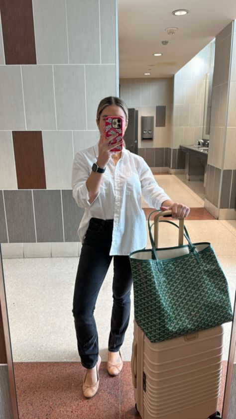 Oversized White button down shirt, black skinny straight jeans (abercrombie), nude flats, chic outfit, airport outfit, travel fit. Airport Chic Outfit, Nude Flats Outfit, Airport Chic, Straight Jeans Outfit, Outfit Airport, Fit Checks, Travel Outfit Plane, Nude Flats, Outfit Travel