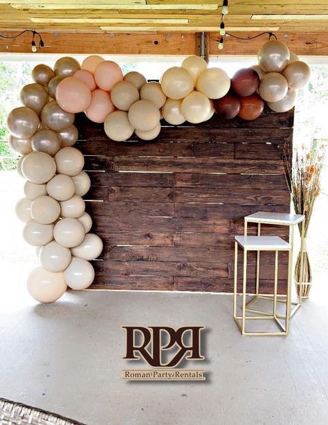 Balloon Arch Picture Backdrop, Pallet Wall With Balloon Garland, Wood Arch With Balloons, Diy Birthday Wooden Backdrop, Rustic Balloon Arch, Backdrop With Pallets And Balloons, Wood Arch Backdrop With Balloons, Wood Backdrop With Balloons, Balloon Arch Wedding