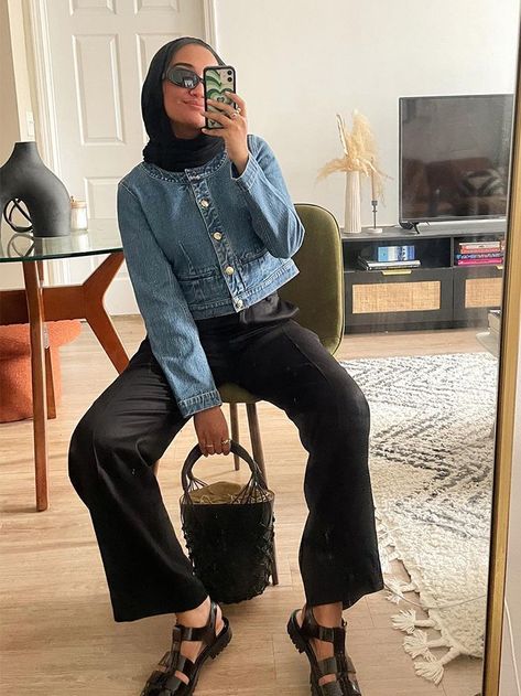 This Jacket Trend Hasn't Been as Popular as Others, But It's Back for Fall 2022 Blazer Outfits Hijab, Denim Blazer Outfit, Jeans Outfit Hijab, Cropped Denim Jacket Outfit, Cropped Jacket Outfit, Outer Outfit, Hijab Street Style, Cropped Outfits, Jacket Trend