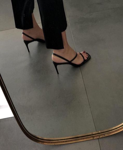 Kasut Pengantin, Minimal Shoes, Dr Shoes, Simple Sandals, Minimalist Shoes, Aesthetic Shoes, Womens Shoes High Heels, Carrie Bradshaw, Pretty Shoes