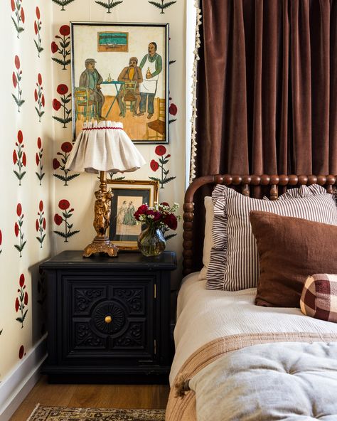 This Interior Designer’s LA Bungalow Perfectly Embodies Her Maximalist Spirit 1920s Bungalow Interior Design, Clean Maximalist Bedroom, Bedroom Molding, Whimsical Interior Design, Bedroom Maximalist, Maximalist House, Bungalow Interior Design, Maximalist Room, House Of Hackney Wallpaper