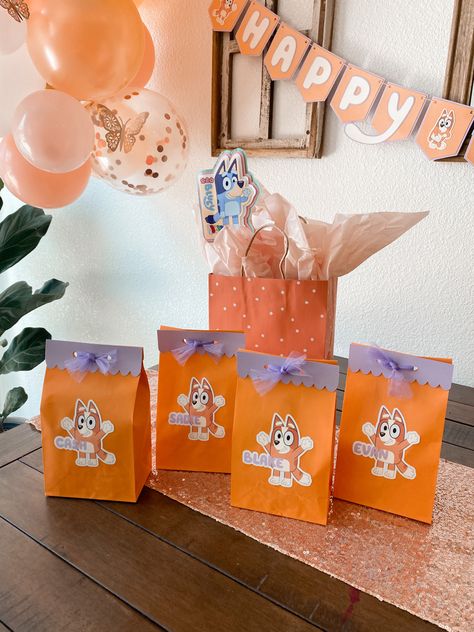 Bluey Favor Bags, Bluey Party Bags, Bingo Party Decorations, Bluey Bingo Birthday Party, Diy Party Bags, Fiesta Bluey, Bluey Birthday Party, Baby Birthday Party Theme, Bingo Party