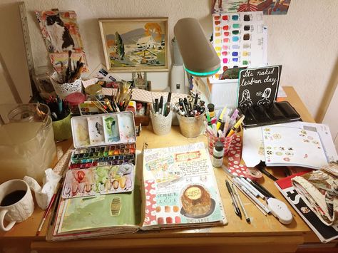 Artist Desk Workspaces, Art Desk Ideas, Art Desk Setup, Artists Desk, Desk Painting, Art Student Aesthetic, Artist Desk, Art Studio Space, Art Studio Design