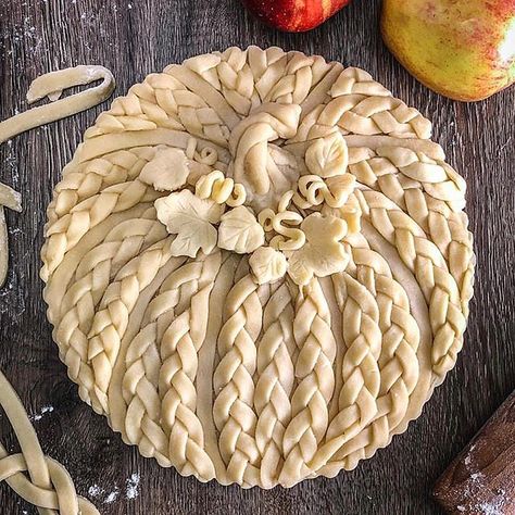 Выпечка от @acarriedaffairdesigns . . 🍂🍂🍂 #knitting #crochet #porcelano #ceramics #embroidery #pottery #handmade #geschenke #gift #glass… Braided Pumpkin, Fancy Pie Crust, Pie Crust Art, Beautiful Pie Crusts, Crust Designs, Creative Pies, Decorative Pie Crust, Pie Crust Designs, Pie Decoration