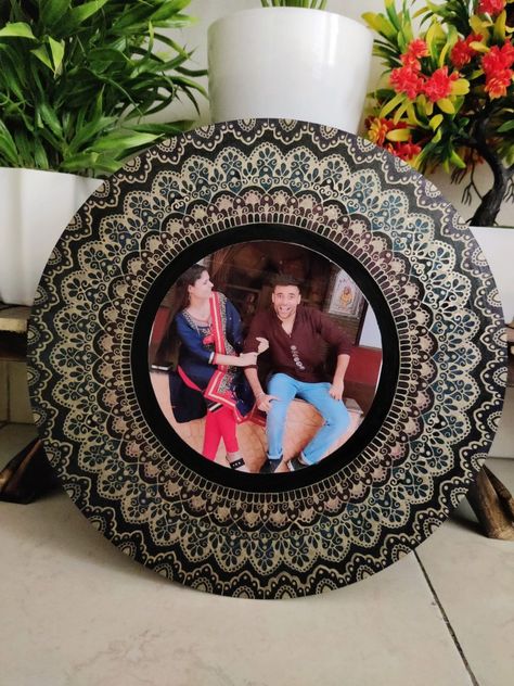 Photo frame Mandala artwork Mandala Photo Frame, Lippan Art Photo Frame, Wallpapers For Room, Arts Wallpapers, Lippon Art, Mandala Arts, Terracotta Jewellery Designs, Abstract Pencil Drawings, Lippan Art