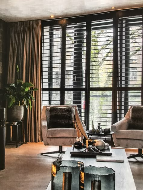 Shutters With Curtains, Blind Inspiration, Blinds Inspiration, Black Blinds, Glamorous Living Room, Black Window Frames, Loft House Design, Blinds Design, Diy Blinds