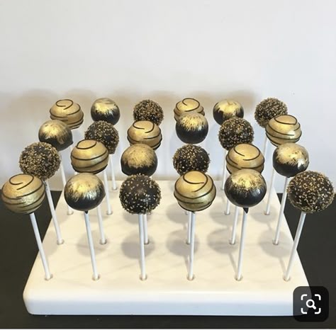 Black Cake Pops With Gold, Black And Gold Cakepops, Black And Gold Dessert Table Ideas, Black And Gold Treats, Black And Gold Cake Pops, 60th Cupcakes, Black And Gold Cupcakes, Black Cake Pops, Gold Cake Pops