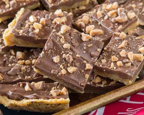 Chocolate Toffee Bars - Dinners, Dishes, and Desserts Different Cake Flavors, Toffee Bars Recipe, Chocolate Toffee Bars, Graham Cracker Toffee, Easy Toffee, Saltine Toffee, Toffee Chocolate, Cracker Toffee, Heath Bars