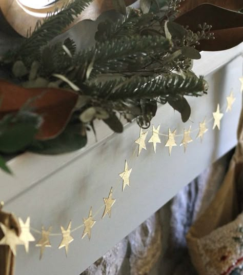 Green And Gold Holiday Decor, Wrapping Paper Garland, Homemade Star Ornaments, Gold Star Garland, Garland Outside Christmas, Diy Christmas Garlands Ideas, Diy Star Topper, Christmas Star Aesthetic, Christmas Nature Decorations