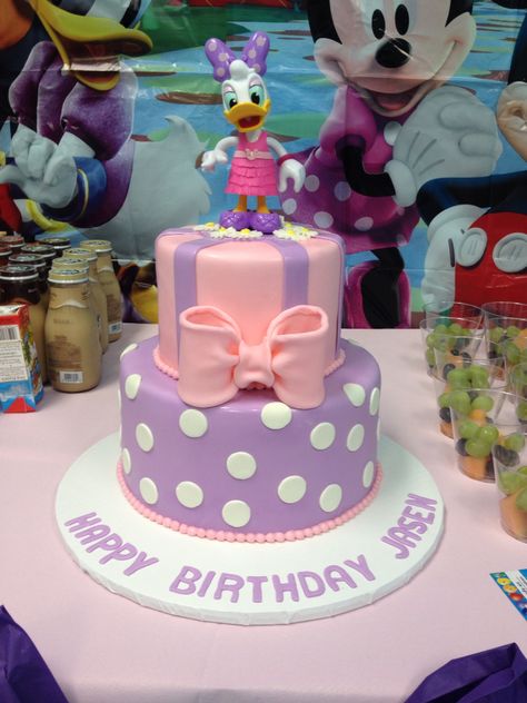 Daisy Duck cake in pink and purple.  Cake by TracyCakesAR. Duck Birthday Cake, Daisy Duck Cake, Pink And Purple Cake, Daisy Duck Birthday, Daisy Duck Party, Pata Daisy, Duck Cake, Minnie Mouse Birthday Cakes, Purple Cake