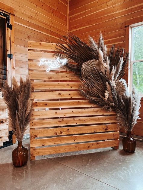 Western Prom Decorations, Apothecary Wedding, Hoco Court, Boho Wedding Backdrop, Rusting Wedding, Western Themed Wedding, Pallet Wedding, Wedding Backyard, Backyard Reception