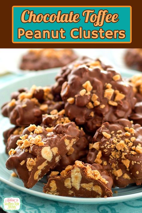 These easy Toffee Peanut Clusters are a cinch to make #toffeepeanutclusters #chocolatepeanutclusters #peanuts #easycandyrecipes #chocolate #christmascandy #toffee via @melissasssk Homemade Lollies, Southern Style Kitchen, Honeycomb Recipe, Easy Toffee, Crockpot Candy, Peanut Clusters, Easy Candy Recipes, Homemade Toffee, Candy Truffles