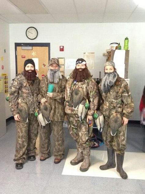 Girls dressed as the Duck Dynasty crew:) Halloween Hunting Costumes, Funny Western Costume, Duck Hunter Halloween Costume, Hunter Halloween Costume Women, Halloween Costumes Country, Hunting Halloween Costumes, Hunter Costume Women, Country Costume Ideas, Quad Halloween Costumes