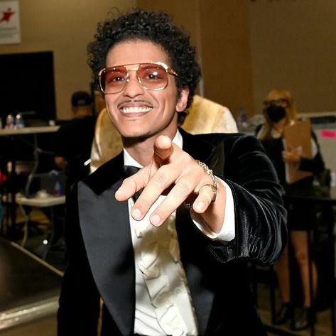 Bruno Mars, Silk Sonic at 64th Grammy Awards held at the MGM Grand Garden Arena in Las Vegas. ❤✨🚀 Bruno Mars Sunglasses, Bruno Mars Silk Sonic, Bruno Mars Grammys, Bruno Mars Concert, Silk Sonic, Grand Garden, Mgm Grand, Hottest Guy Ever, Bruno Mars