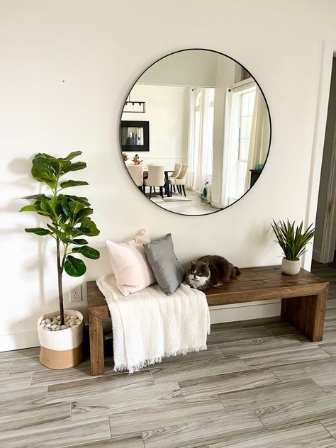 Round Mirror Living Room, Entryway Bench Decor, Living Room Ideas Cozy, Room Ideas Cozy, Entrance Hall Decor, Round Mirror Decor, Foyer Entryway, Hal Decor, Living Room Living Room