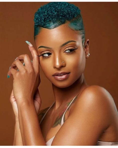 Hair Color And Cut Ideas, Rich Hair Color, Pixie Hair Color, Short Bleached Hair, Short Hair Designs, Short Shaved Hairstyles, Shaved Side Hairstyles, Shaved Hair Designs, Tapered Hair