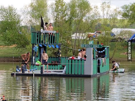 100% repurposed lumber to create a party barge, floating solely on salvaged… Diy Party Barge, Diy Pontoon, Booth Display Design, Raft Building, Pontoon Party, Small Pontoon Boats, Boat Bar, Party Barge, Party Boat