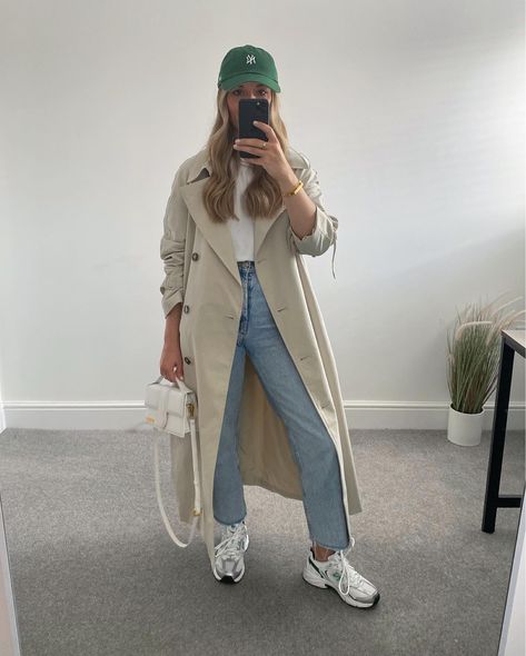 Sassy Outfits, Fashionable Mom, Trench Outfit, Rainy Spring, Trench Beige, Trainers Outfit, Ny Outfits, Trench Coat Outfit, Europe Outfits