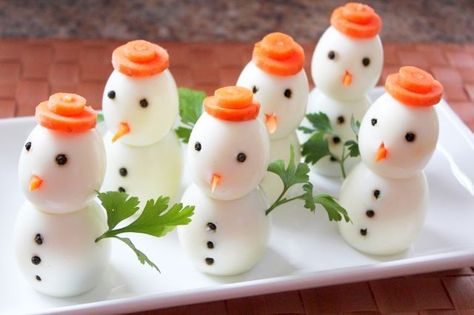 I will start my list of recipes for this holiday season with these cute snowmen made of eggs. I used hard-boiled eggs, a carrot and some peppercorns. These snowmen are a very nice addition to your holiday appetizer platter. Oh and this will make eating eggs more fun for your kids as well ;). Holiday Healthy Snacks, Healthy Christmas Snacks, Healthy Christmas Treats, Best Christmas Appetizers, Telur Rebus, Christmas Recipes Appetizers, Healthy Christmas, Holiday Snacks, Healthy Holidays